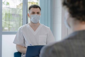 Médico y paciente hablando sobre medicina prepaga