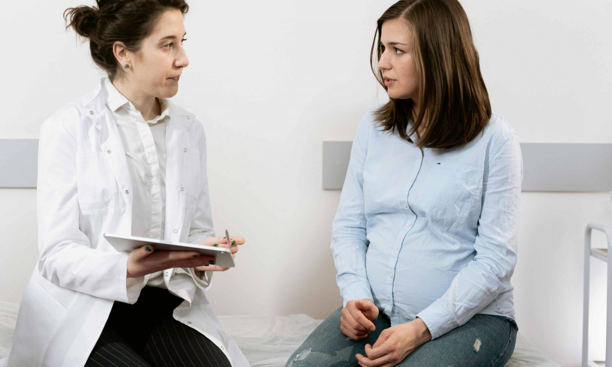 Médico y paciente conversando sobre prepagas y obras sociales
