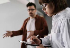 Persona haciendo sus reclamos a obra social