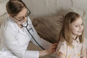 Cómo poner al hijo de mi pareja en mi obra social