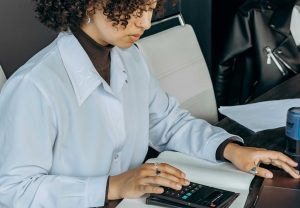 Persona calculando los aumentos de prepagas