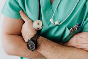 Médico explicando sobre copago y coseguro