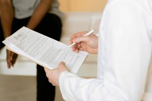 Persona hablando si se puede tener dos obras sociales al mismo tiempo