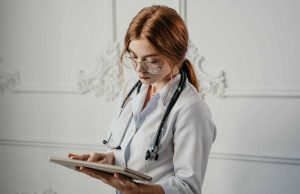 Doctora realizando una receta digital según la nueva ley en Argentina