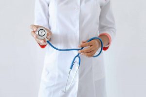 Médico con estestetoscopio por aumento de prepagas septiembre