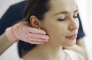 Profesional realizando un tratamiento de mesoterapia