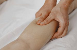 Persona realizando servicio de flebología