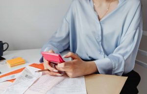 Persona calculando cuánto cuesta OSDE 210 por mes