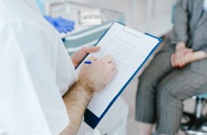 Doctor explicando los planes de Galeno vs. Avalian