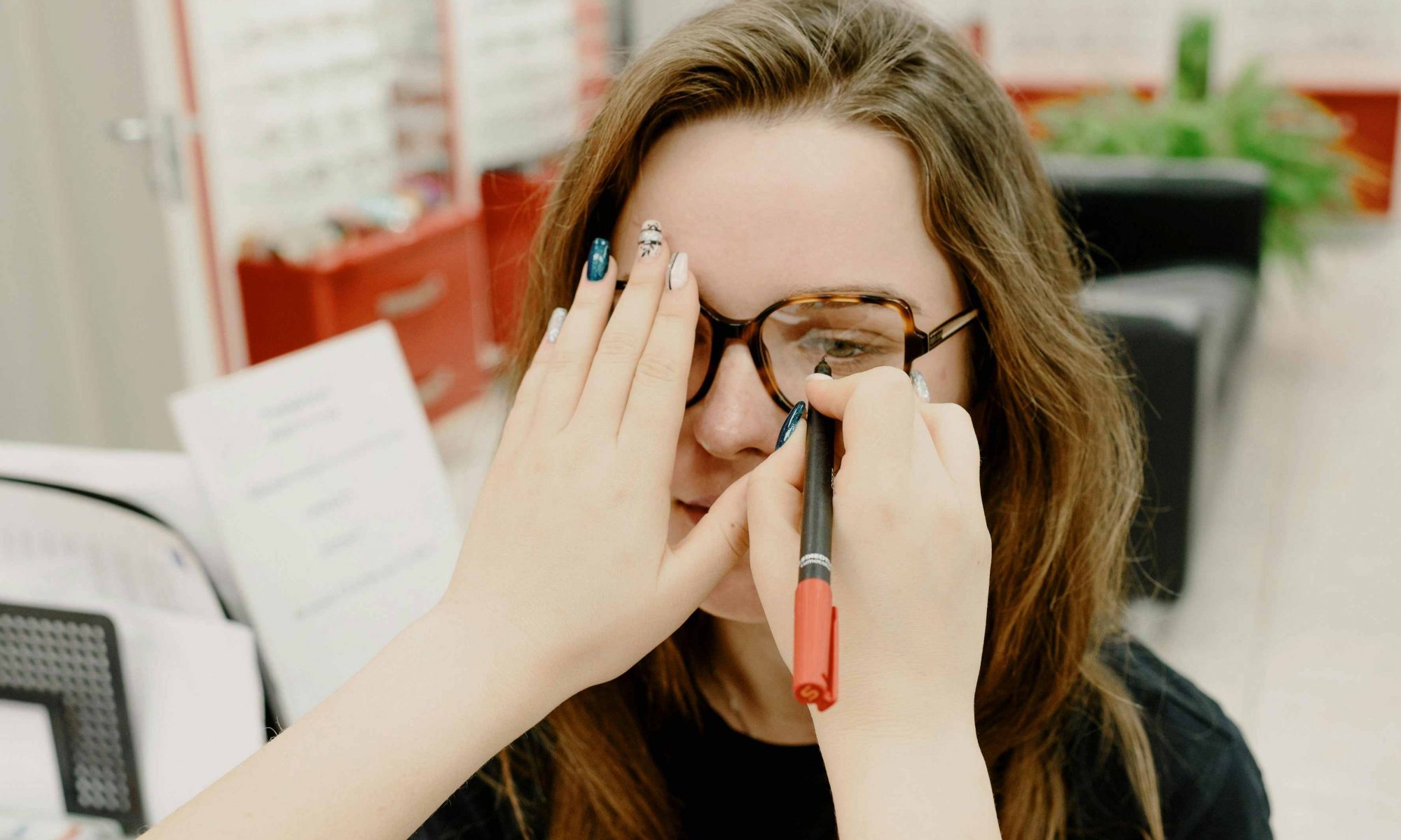 Mujer con prepaga Galeno anteojos