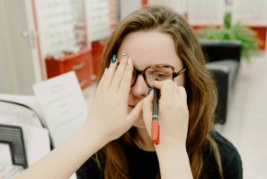 Mujer con prepaga Galeno anteojos