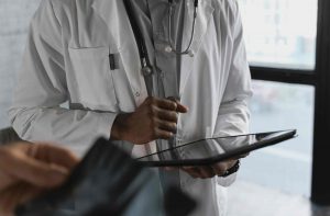 Persona con tablet en mano viendo reintegros de Sancor Salud