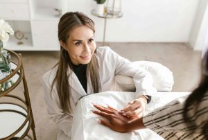 Especialista y paciente en terapia alternativa