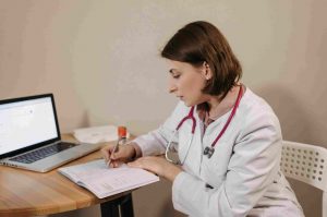 Doctora leyendo sobre la atención médica a extranjeros