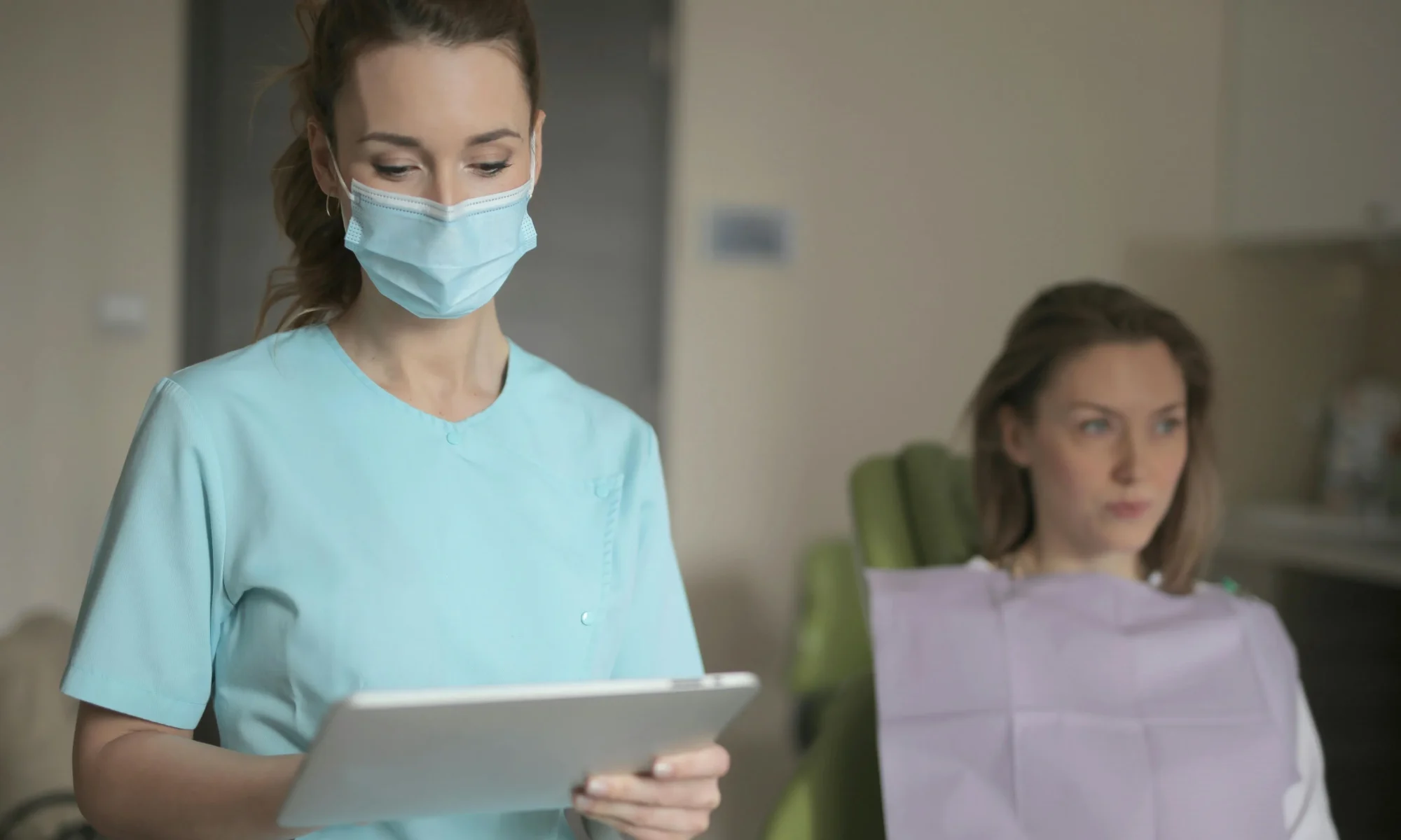 Paciente y doctora leyendo sobre carencias médicas