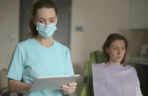 Paciente y doctora leyendo sobre carencias médicas