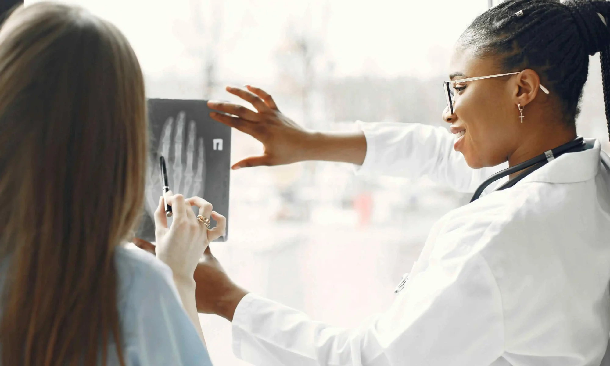 Doctoras viendo una radiografía de pacientes con prepagas
