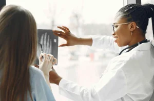 Doctoras viendo una radiografía de pacientes con prepagas