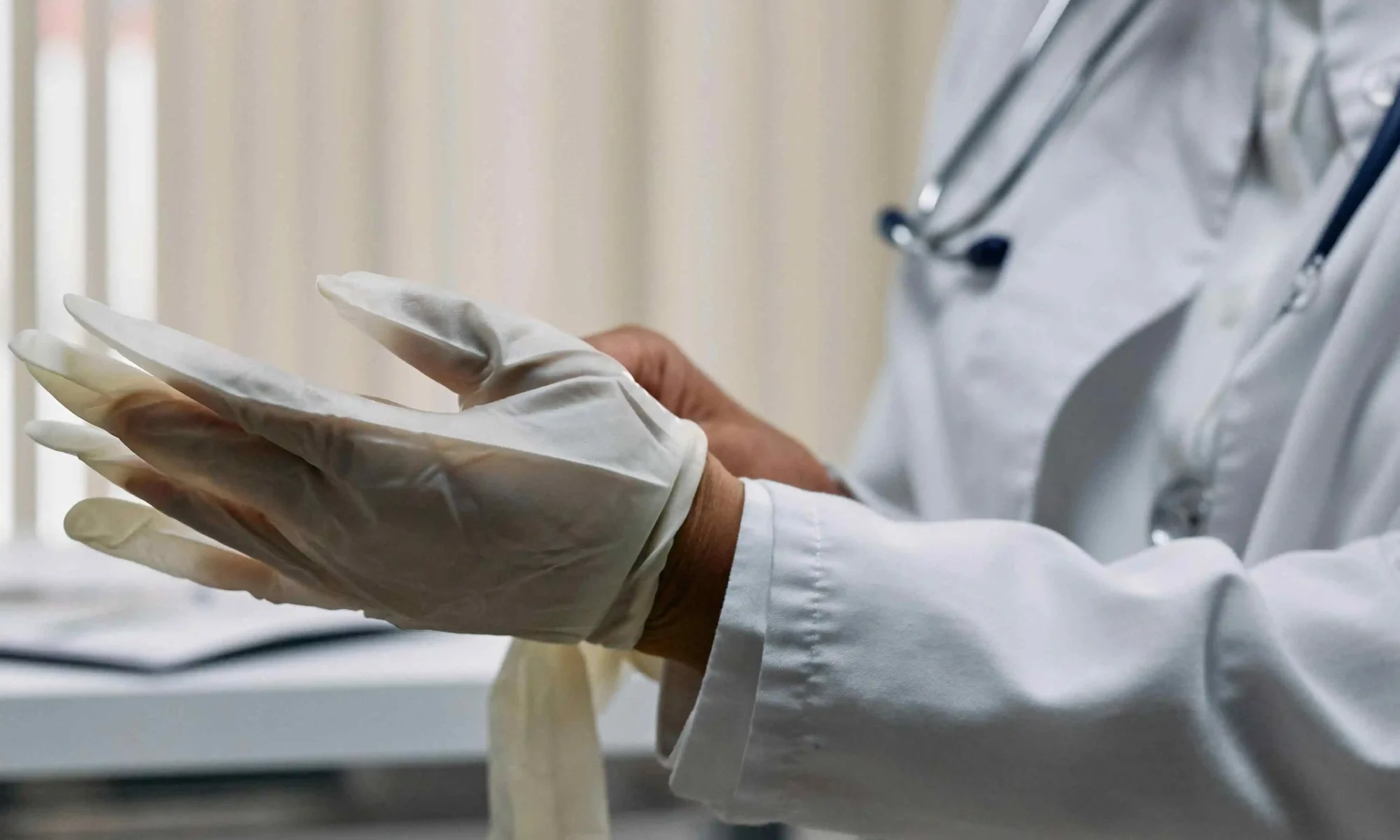Persona usando guantes para una cirugía refractiva