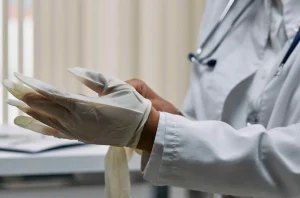 Persona usando guantes para una cirugía refractiva