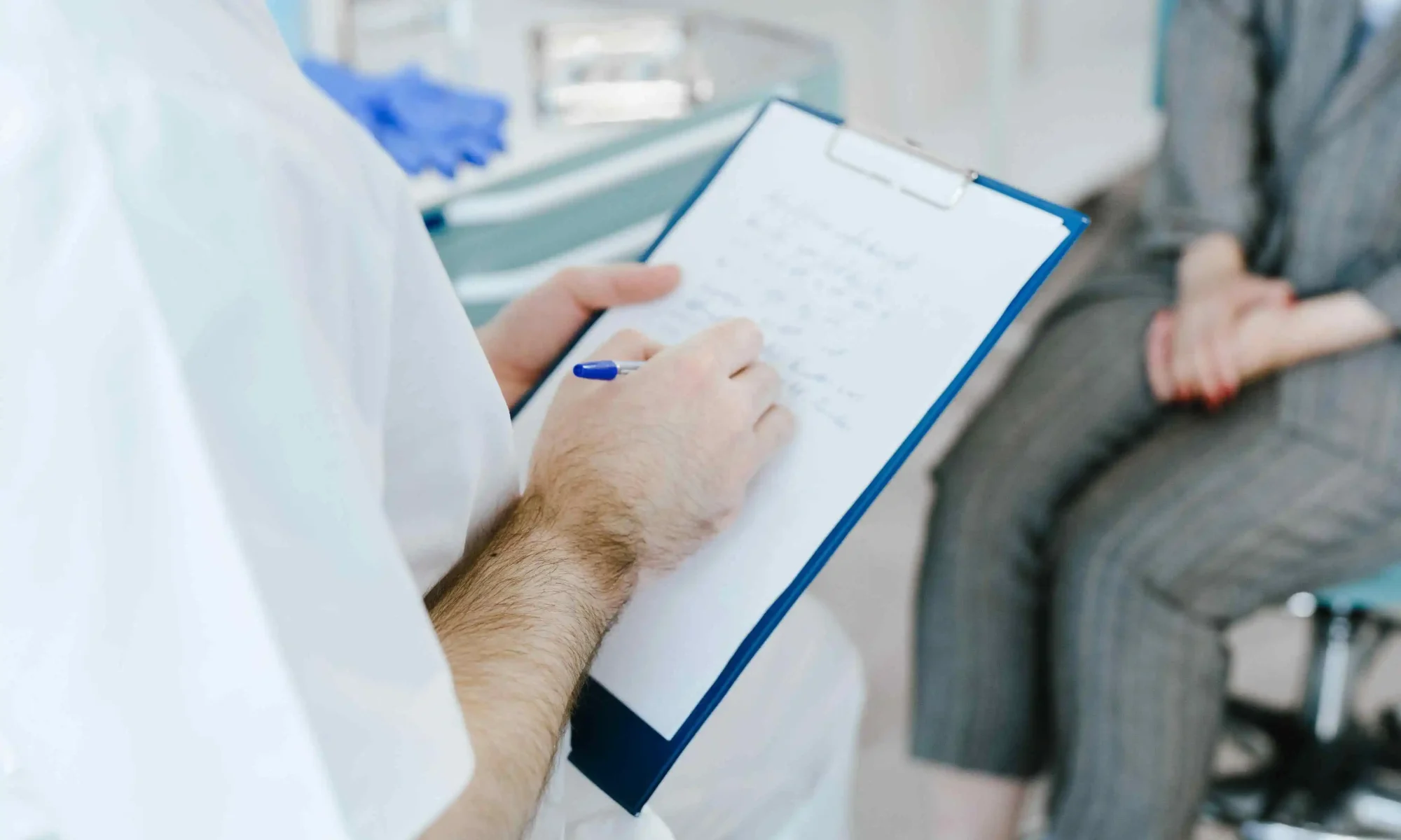 Médico y paciente hablando sobre un plan de salud