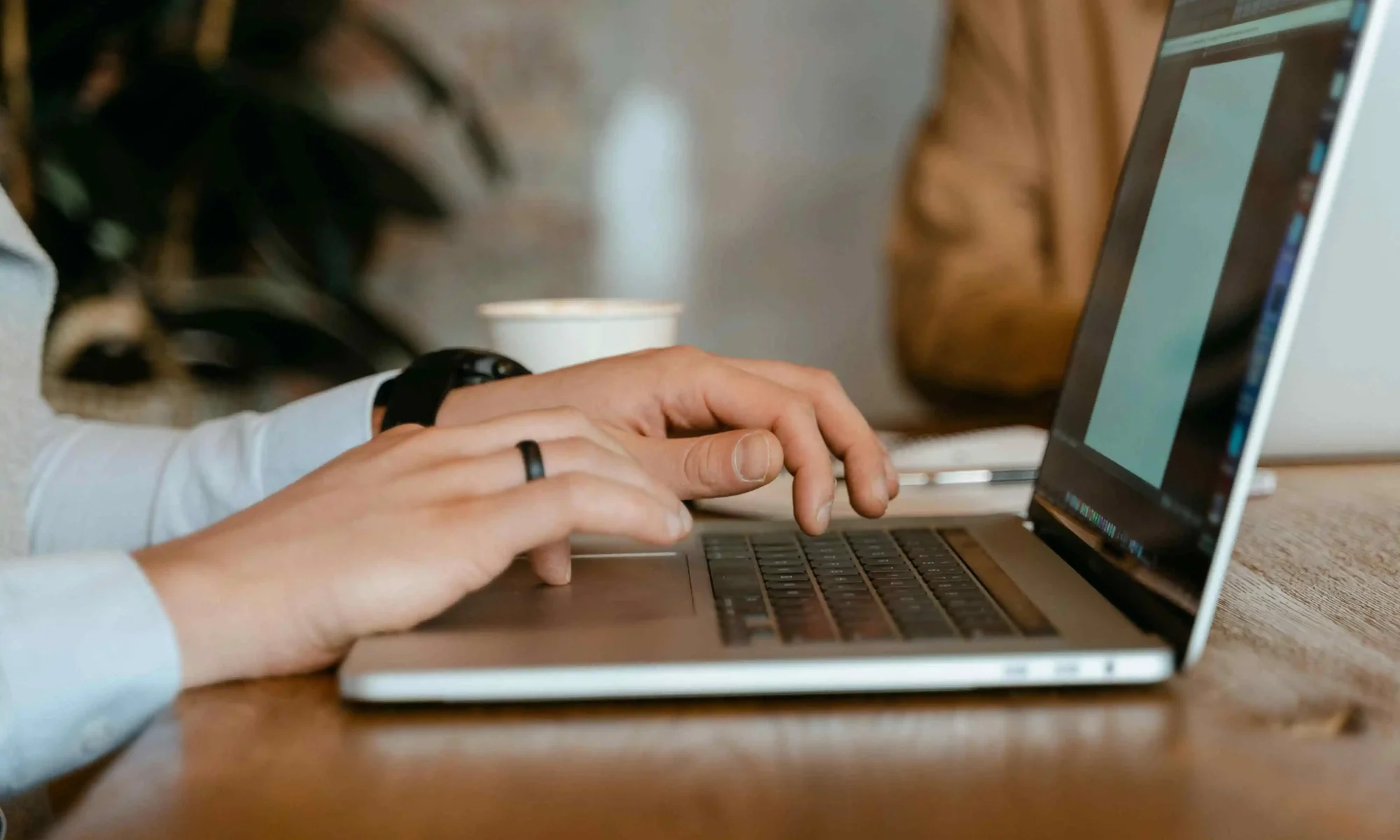 Persona usando su computador para sacar un turno online