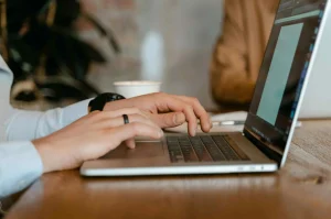 Persona usando su computador para sacar un turno online